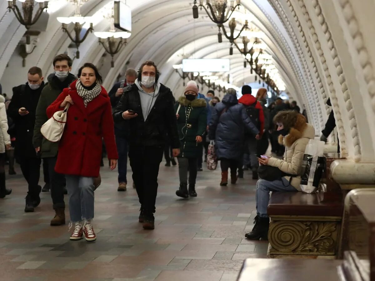 Пассажирам московского метрополитена. Люди в Московском метро. Люди в метро Москвы. Люди на станции метро. Пассажиры Московского метро.