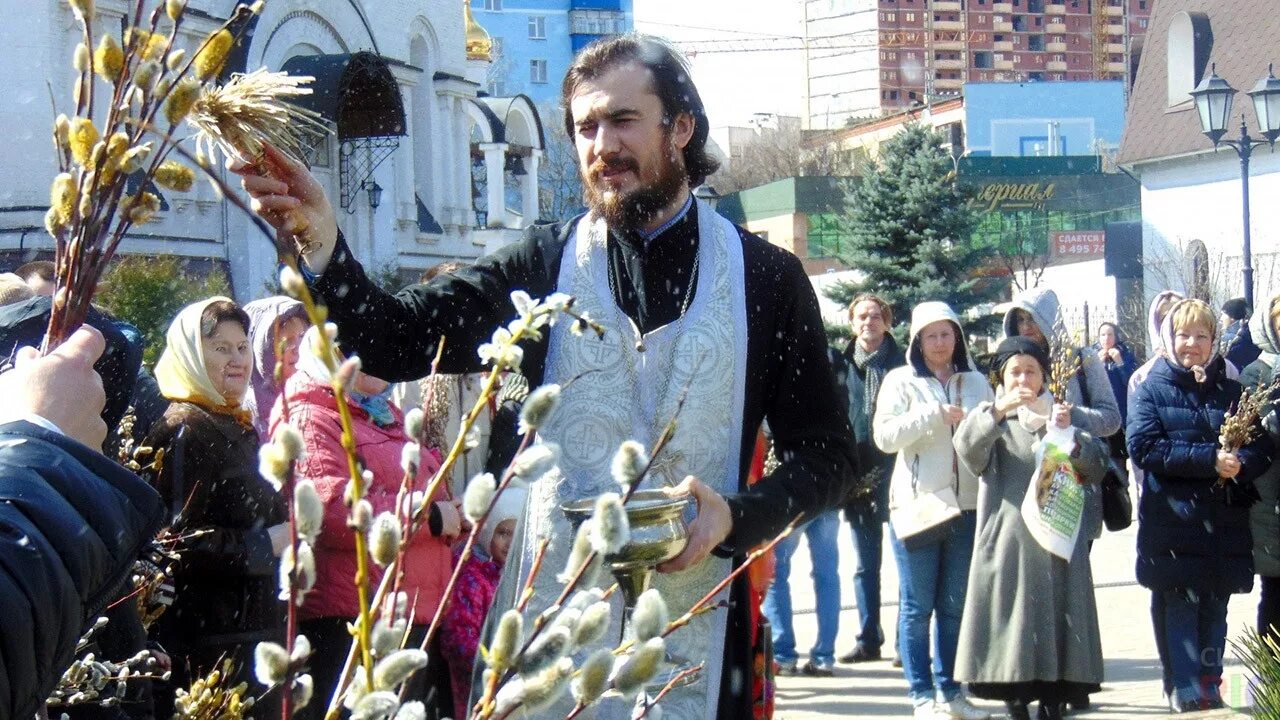 Облачение священника на вербное воскресенье. Верба храм рождества христова краснодар. вербное воскресенье освящение вербы. вербное воскресенье храм сергия радонежского волгоград. вербное воскресенье батюшки.