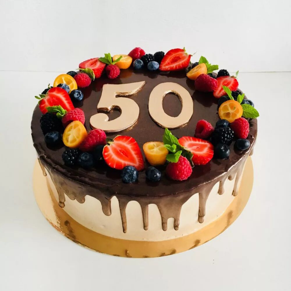 Торт на день рождения мужчине 50. Торт на юбилей. Украшение торта на юбилей. Торт на юбилей мужчине. Торт с днем рождения!.