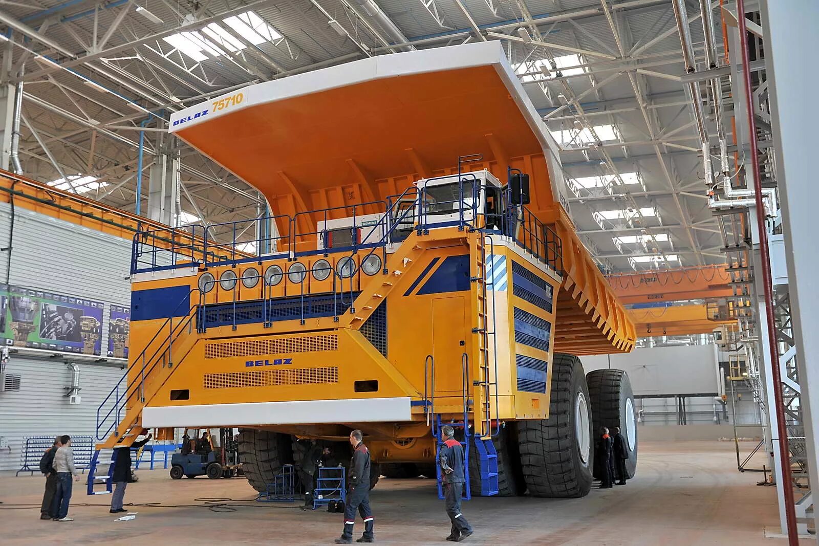 Liebherr кран ltm 1500-8. Белаз-75710 самосвал. Liebherr ltm 1500-8. Белаз 450 тонн. Белаз-75710.