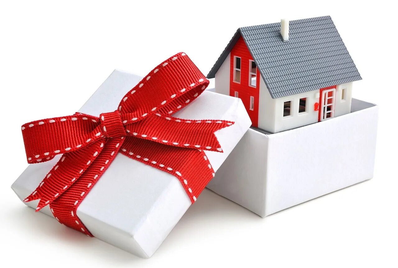 Недвижимость в подарок. Недвижимость в подарок. Кому можно подарить недвижимость. Подари жилье. Домик в бантике.