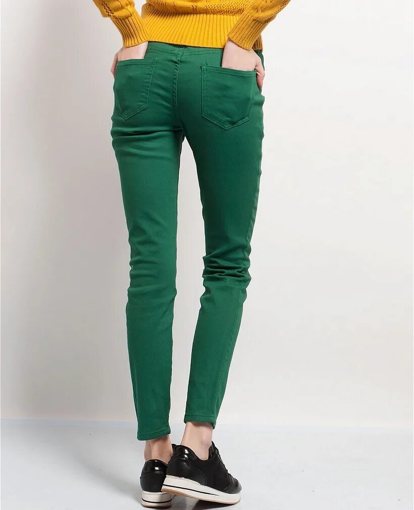 Джинса зеленая купить. Зеленые джинсы Инсити. Зеленые брюки Инсити. Брюки Mango Basics изумрудно-зелёные. Зелёные джинсы женские.