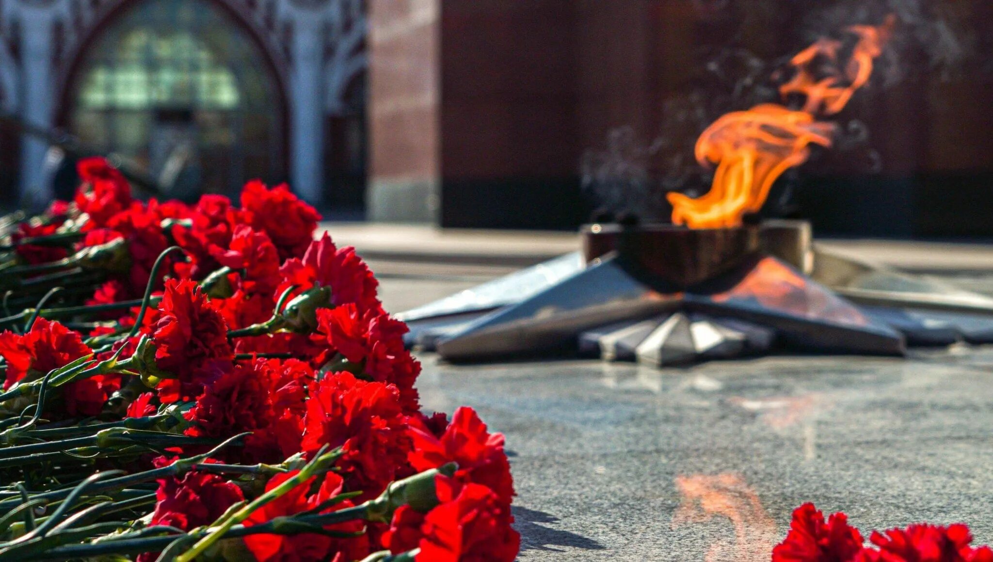 Вечный огонь. Огни 9 мая. День победы вечный огонь. Вечный огонь. Возложение цветов к вечному огню на 9 мая.