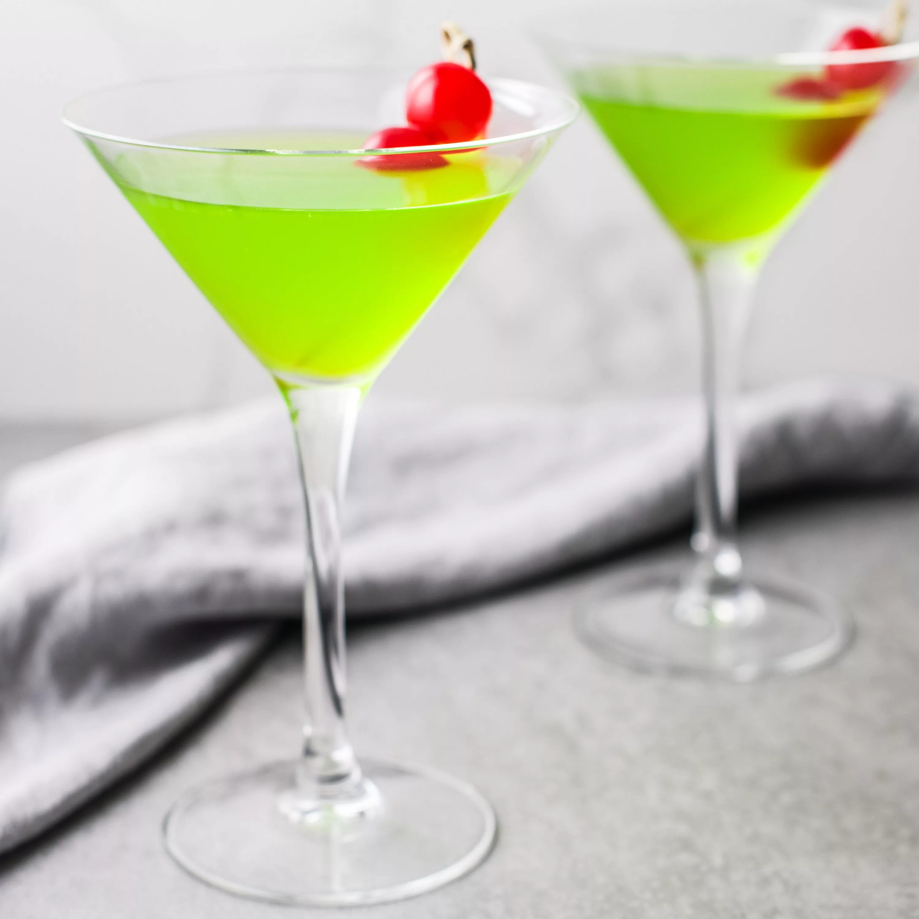Cocktail 1. Зеленый коктейль. Красно желто зеленый коктейль. Бокал для коктейля зеленое стекло. Коктейль зелёная мечта.
