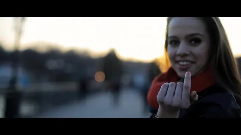 Iichliwp halsey lyric. Клип юность. Клипе взять взять песня. Карнавал в клипе крида. Мари краймбрери.