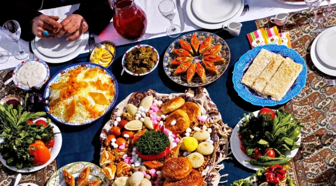Поминки у мусульман на какой. Мусульманские блюда на праздничный стол. Мусульманский стол на поминки. Мусульманский стол на праздник. Праздничный стол в Армении.