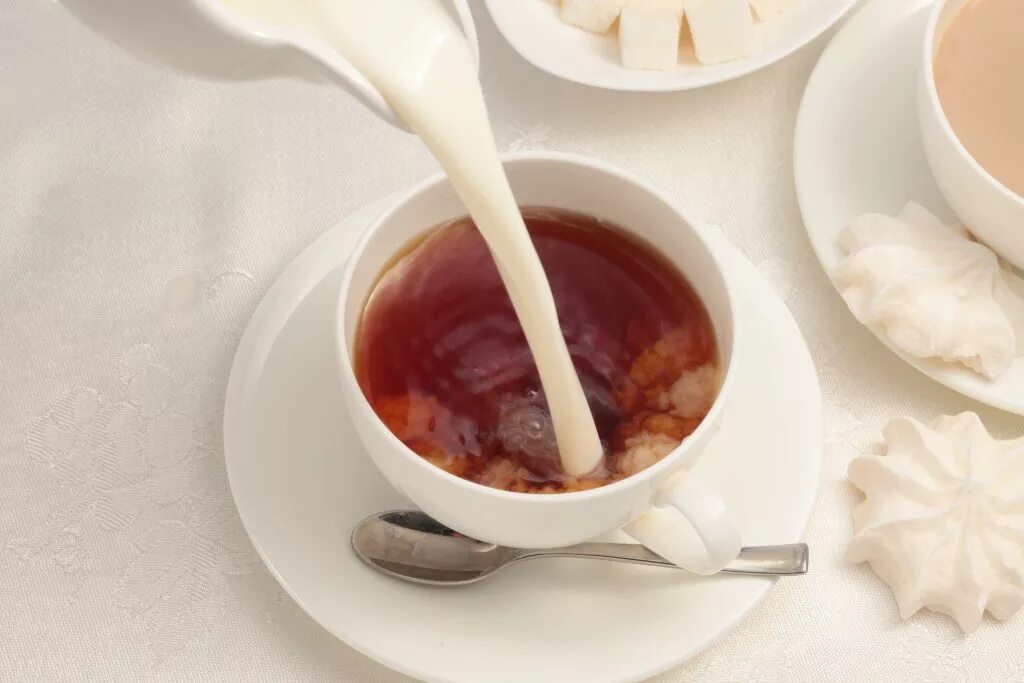Чашка чая с молоком. Чашечка чая с молоком. английский чай с молоком. чай с молоком в англии. кружка чая с молоком.