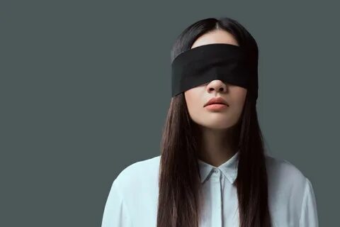 С завязанными глазами не знает кто