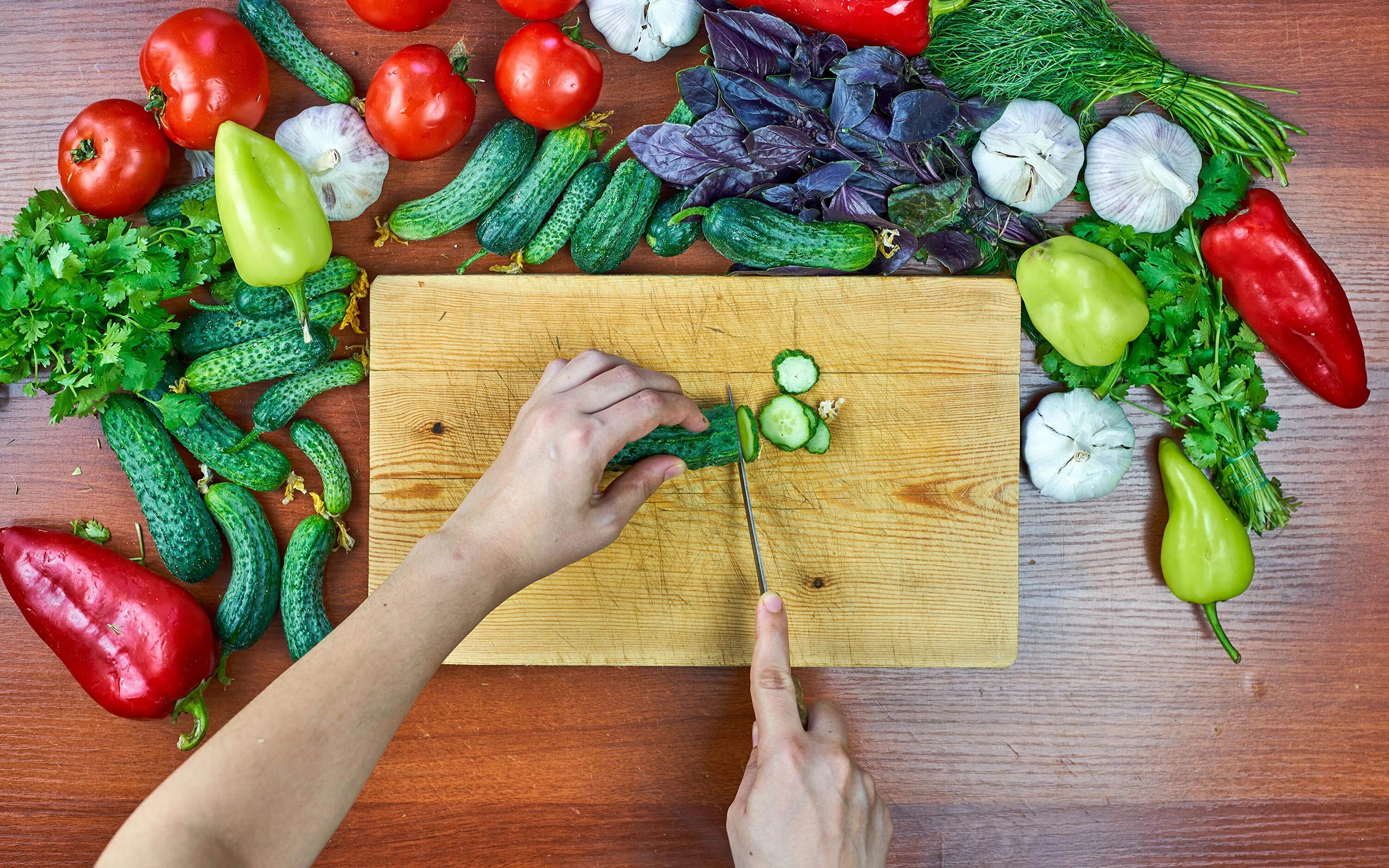 Cutting vegetables. Разделочная доска с овощами. Разделочная доска с продуктами. Овощи на столе. Разделочная доска с едой.