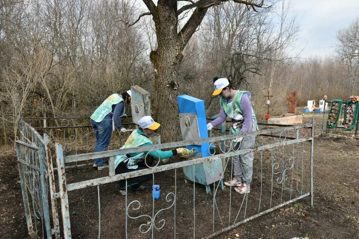 Краснодолинский сельсовет советского района Курской области. Уборка братских захоронений волонтеры Победы. Леженьки Курская область. Лекция о субботнике братской могилы погибших. Курск клининговые