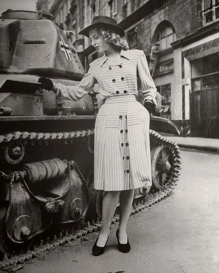 Одежда во время войны. Француженки 1940. Париж 1940е мода. Мода Франция 1939-1940.