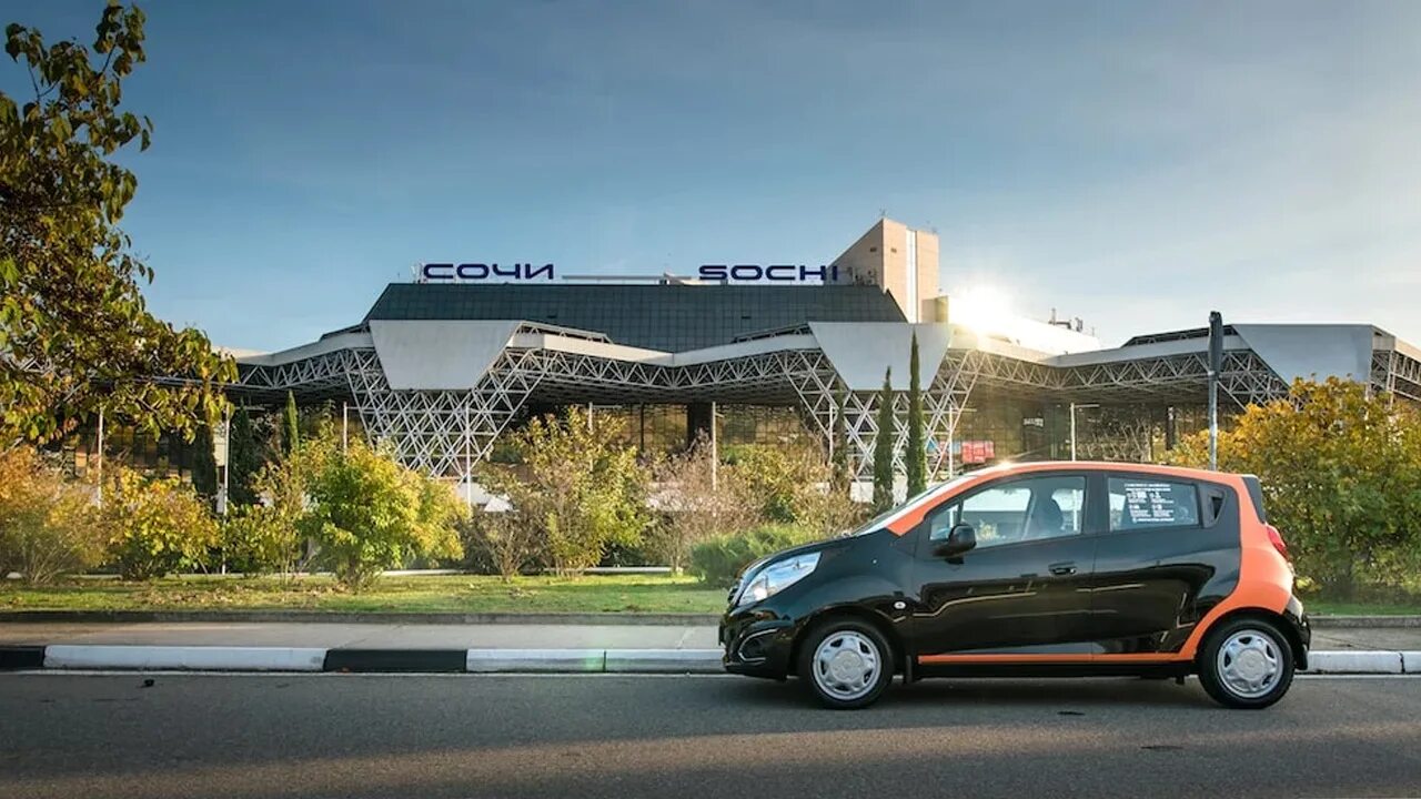 Какой каршеринг есть в сочи. Каршеринг urentcar в сочи. каршеринг сочи адлер. каршеринг в аэропорту сочи. каршеринг адлер.