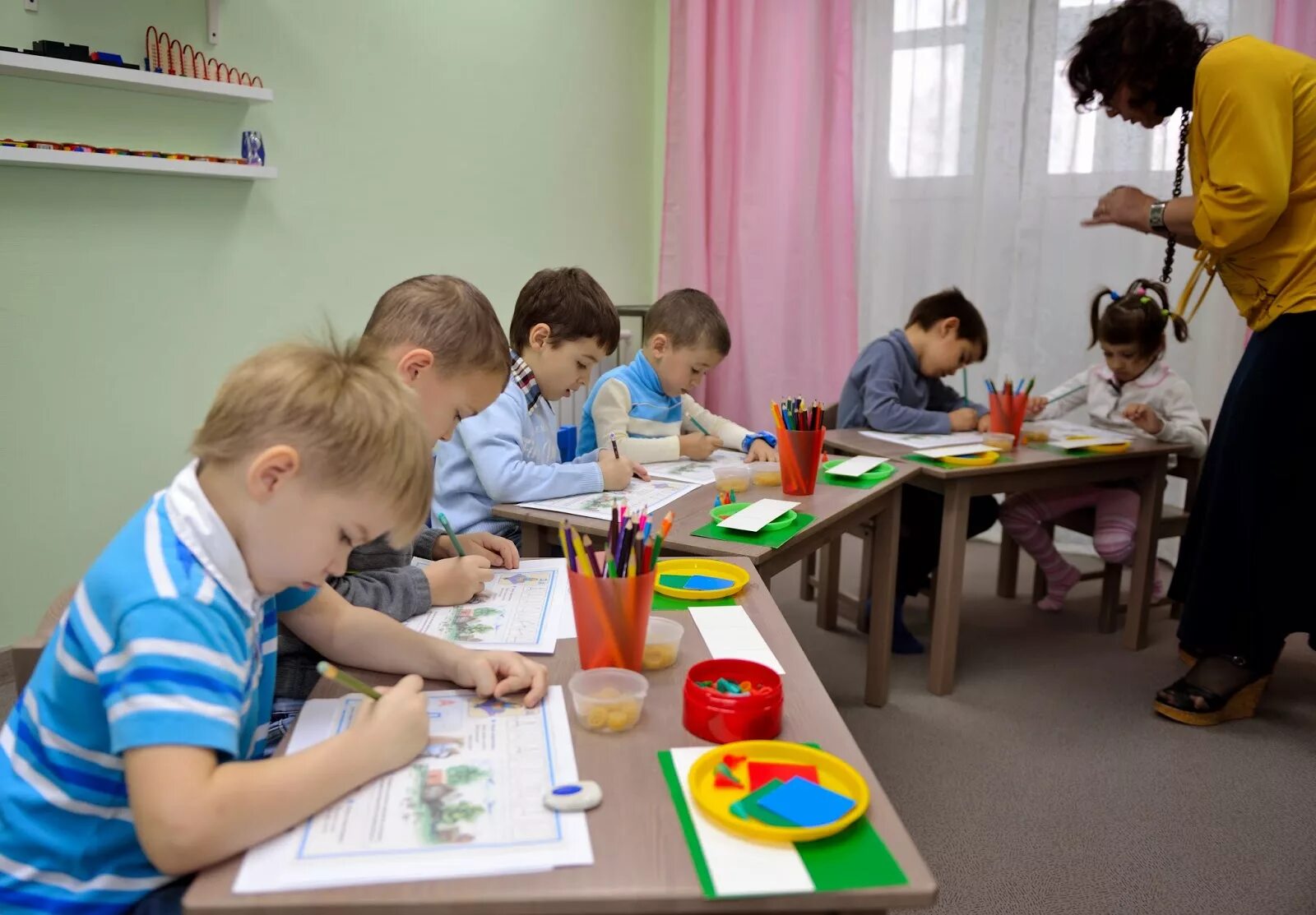 Занятия в детском саду. Дети на занятии в детском саду. Подготовка к школе в детском саду. Дети в садике на занятии. Новая группа по обучению