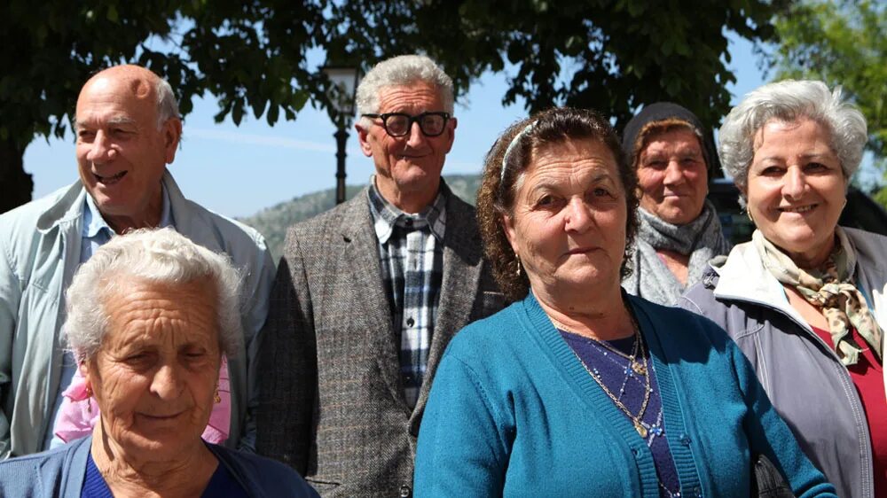 пенсионеры в италии. модные старики. пожилые люди в европе. старики в италии. пожилые люди путешествуют.