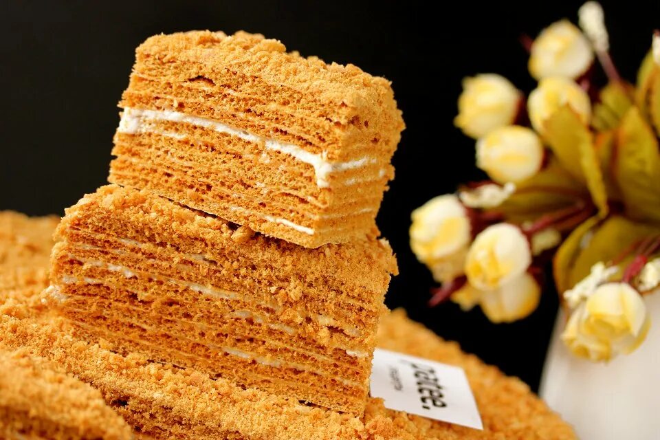 Торт медовик крем со сливками. Торт медовик крем со сливками. Торт медовик. Слоеный торт медовик. Медовик классический ольга шобутинская.