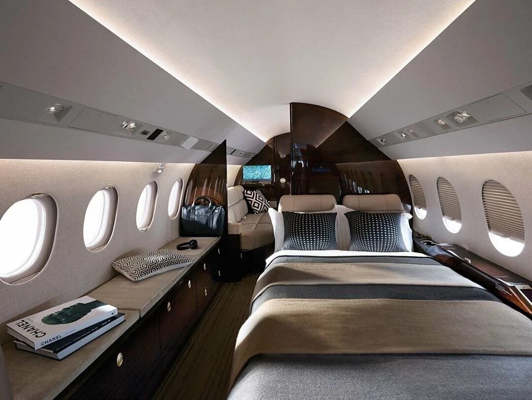 Частный самолет интерьер. Bombardier global 7000 interior. Самолет гольфстрим g500. Бизнес джет фалькон. Отделка самолет.