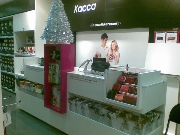 торговое оборудование кассовая зона. кассовый прилавок для магазина. прилавок торговый для магазина одежды. торговое оборудование кассовая зона. торговое оборудование касса.