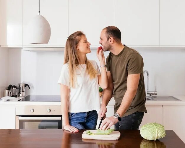 Муж с женой на кухне занимаются. Супруги на кухне. Фотосессия на кухне с мужем. Семья на кухне. Спорят на кухне.