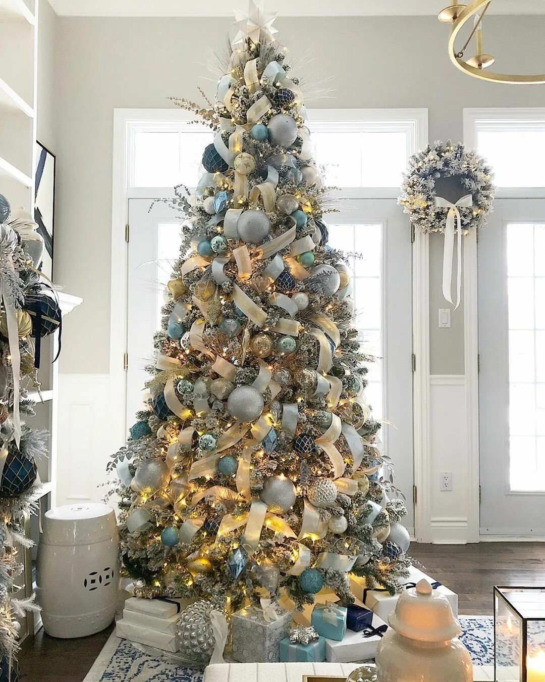 Дизайнерское украшение елки. Модная елка. Модные тенденции новогодней елки. Украшение елки 2021. Елка искусственная украшенная стильная.