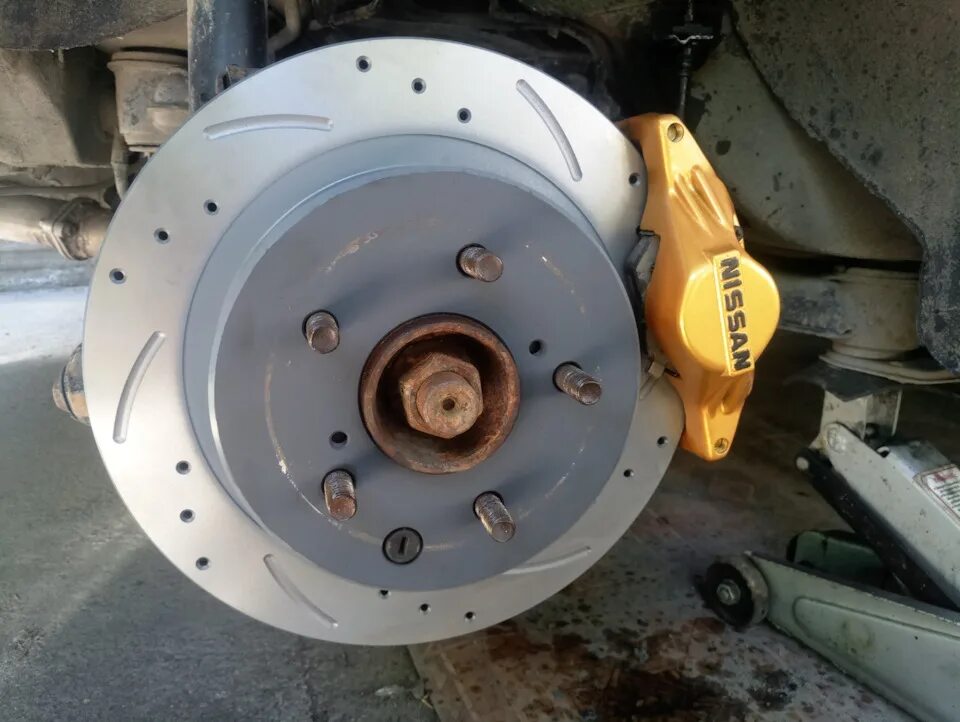 Терботормоща ылндшту к32. Тормоза cayenne turbo. Тормозные колодки nissan skyline r34 задние. Тормозной диск ниссан лаурель 35. Турбо тормоза ниссан скайлайн 34.