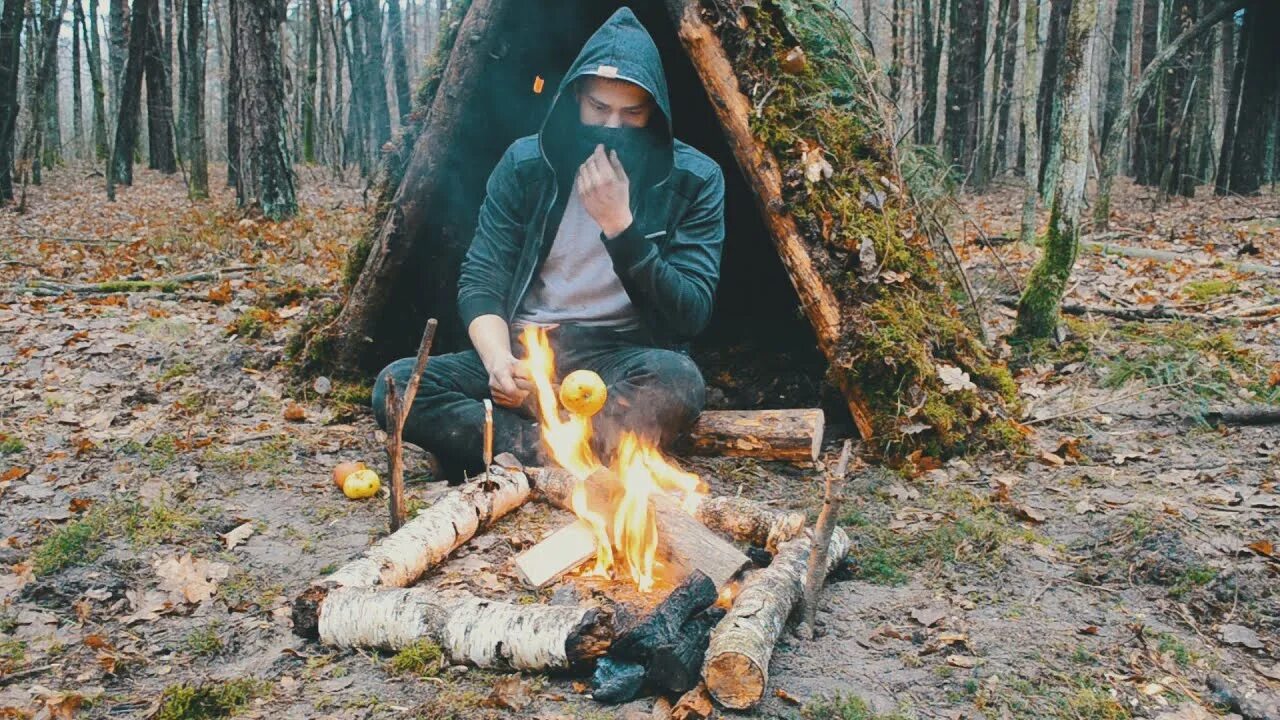 Землянку 1 в лесу. Лесная охотничья землянка. шалаш землянка в лесу. землянка своими руками в лесу. обустройство землянки в лесу.