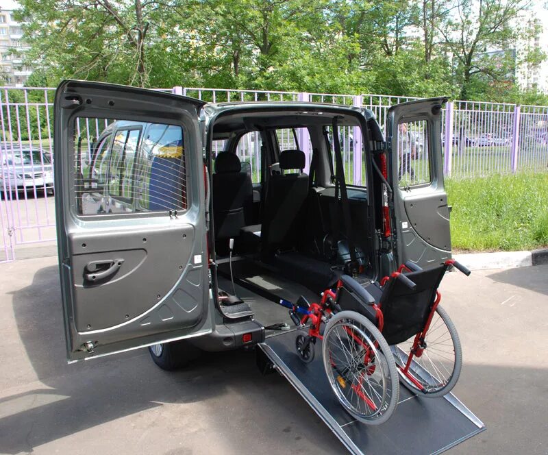 Где купить машину инвалиду. Fiat Doblo для перевозки инвалидов. Фиат Добло для инвалидов. Фольксваген для инвалидов колясочников. Ларгус с аппарелью для инвалидов.
