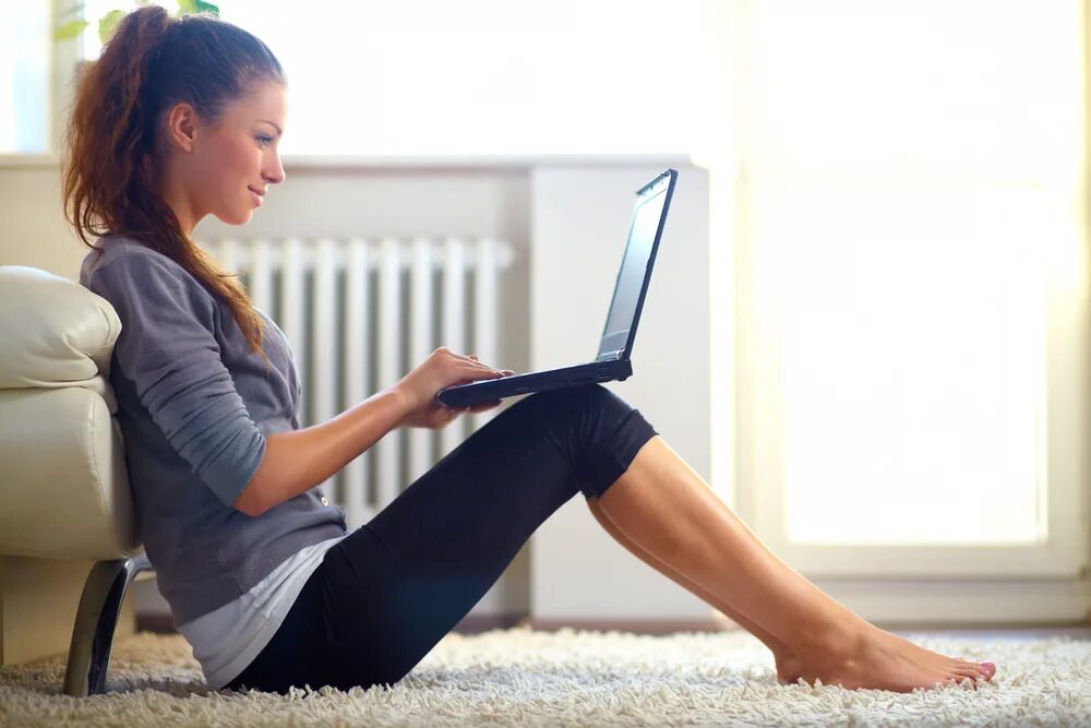 Женщина с ноутбуком. Девушка сидит за компьютером. Девочка за ноутбуком. Девушка сидит в интернете. Почему сидеть в интернете
