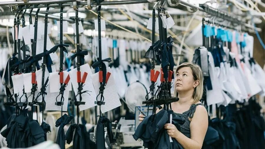 Фабрика айвенго. Фабрика айвенго. Работники швейной фабрики айвенго иваново. Фабрика айвенго иваново. Швейный цех айвенго в иваново.