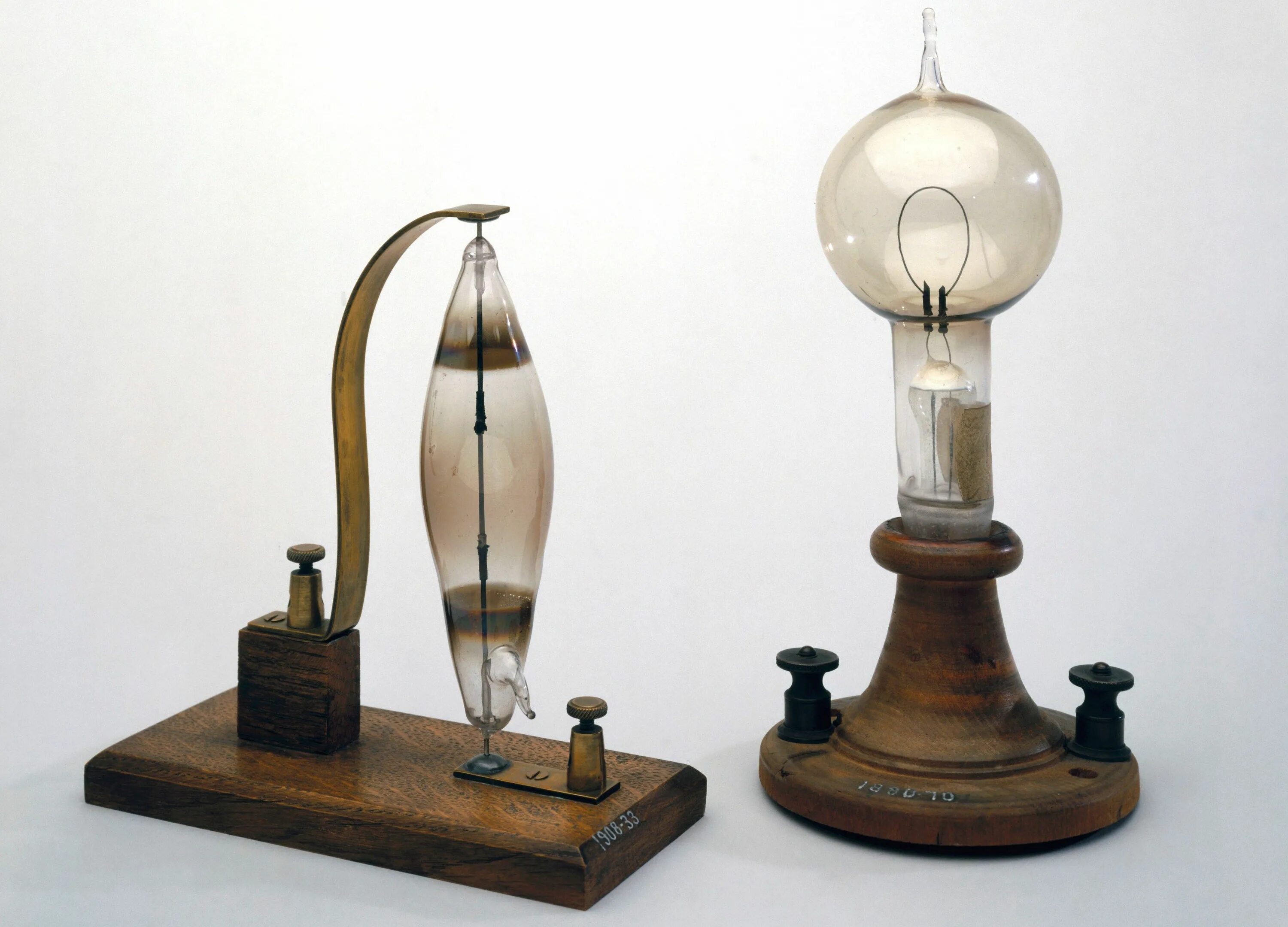 История изобретения лампы. Электрическая лампочка Эдисона 1879.