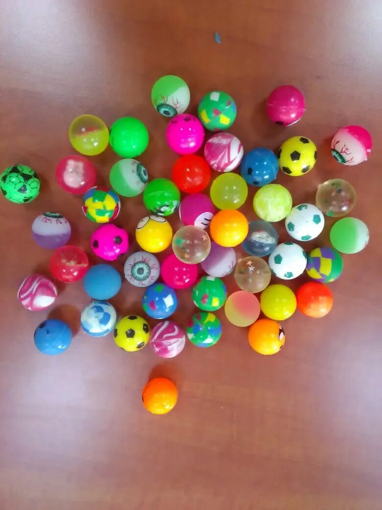 Какие шарики купить. Маленький резиновый мячик. Попрыгун шарик маленький. Маленькие шарики. Резиновые мячики попрыгунчики.