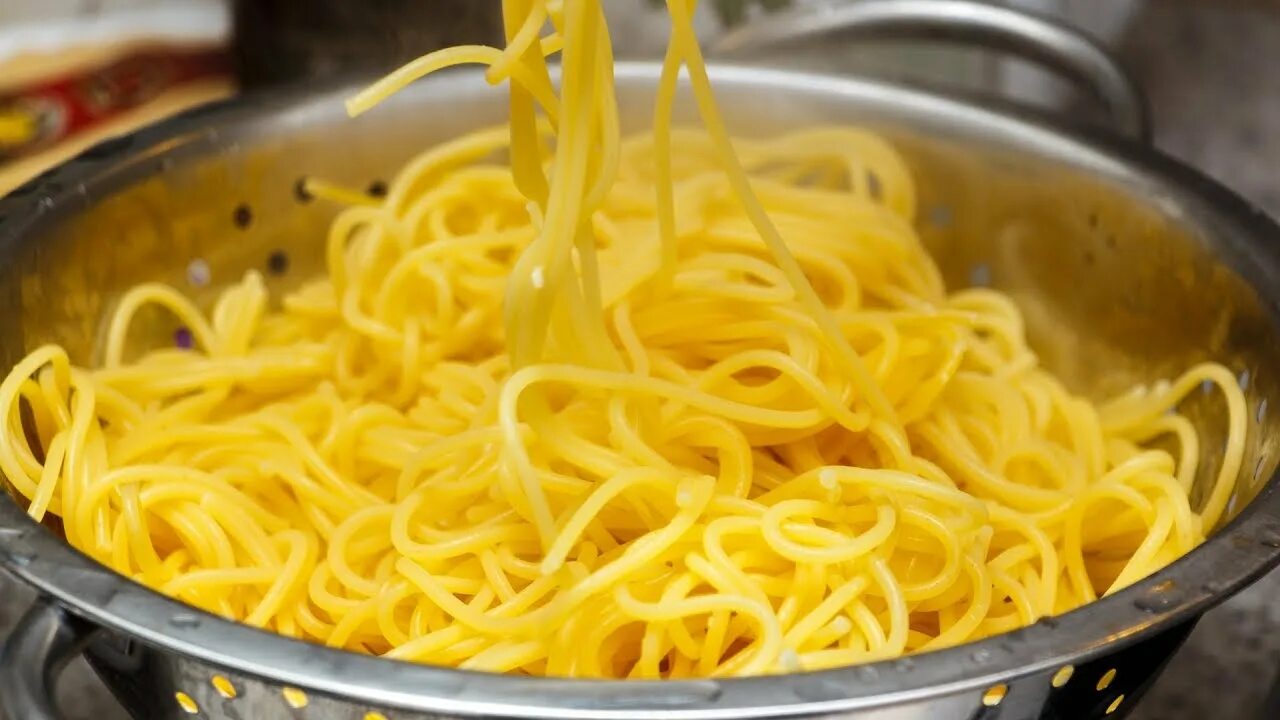Pasta water. Drain паста. макароны вареные с содой. drain spaghetti. cold water pasta.