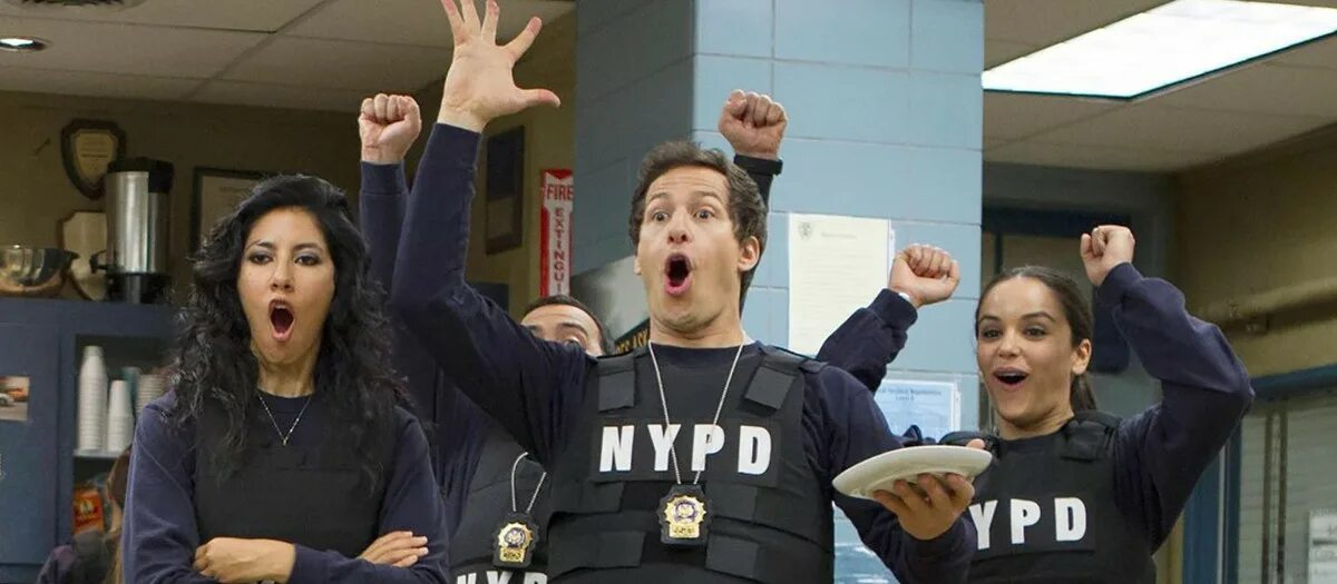 Brooklyn nine nine. Перальта бруклин. Терри из бруклин 99. Джон макгинли бруклин 99. Полицейский участок бруклин 99.