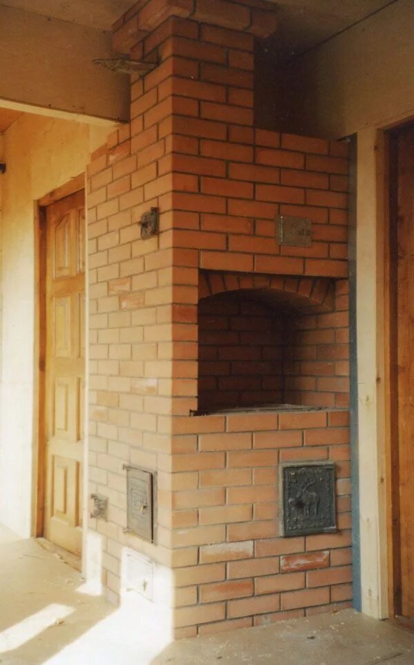 печь голландка шведка с лежанкой. печь отопительная дровяная 1000 700 кирпич. отопительно варочная печь шведка малютка. печь с плитой из кирпича для дома. печь камин малютка порядовка.