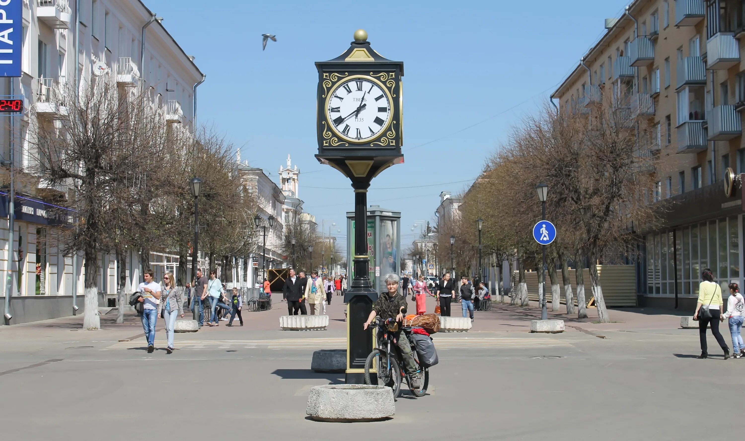 Который час в твери. Часы Тверь. Городские часы Тверь. Уличные часы в Москве. Уличные часы Тюмень.