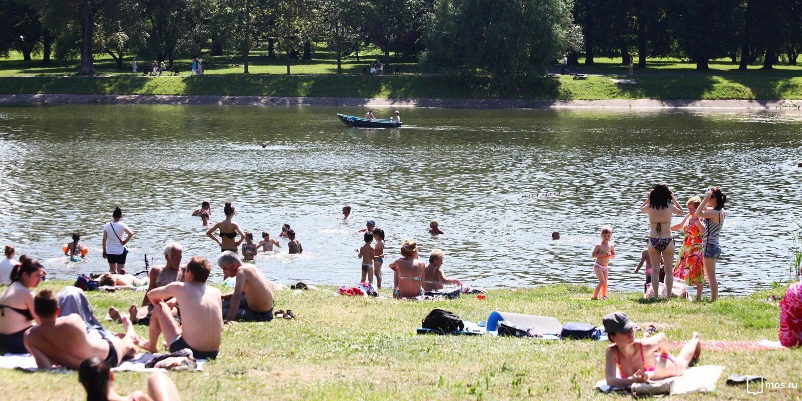 Озеро в москве где. Купание в пруду. Пляжи Москвы. Место для купания. Москва водоемы для купания.