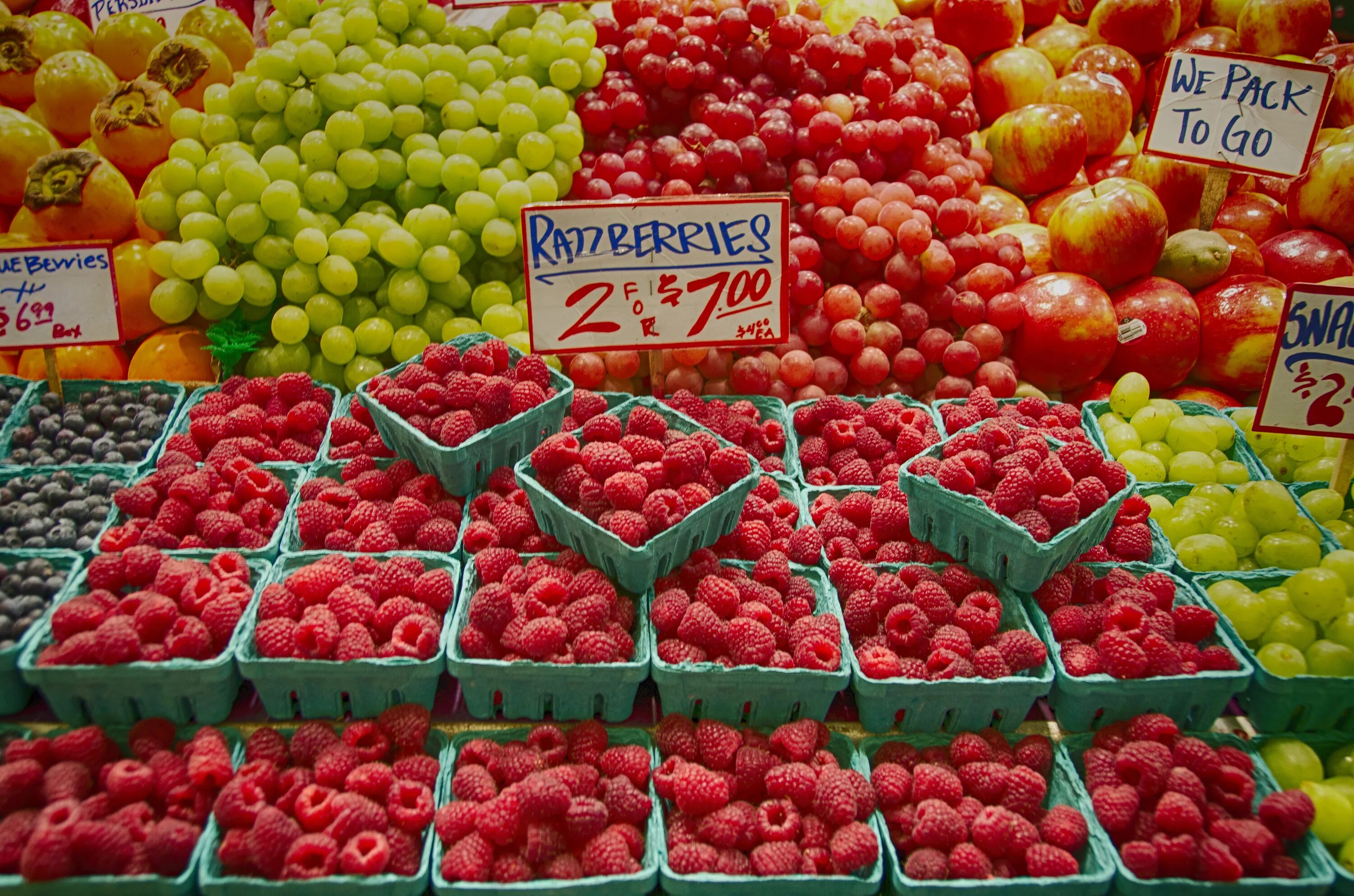 Где купить фрукты овощи. Ягоды на прилавке. Ягоды на рынке. Выкладка ягод. Фрукты на рынке.
