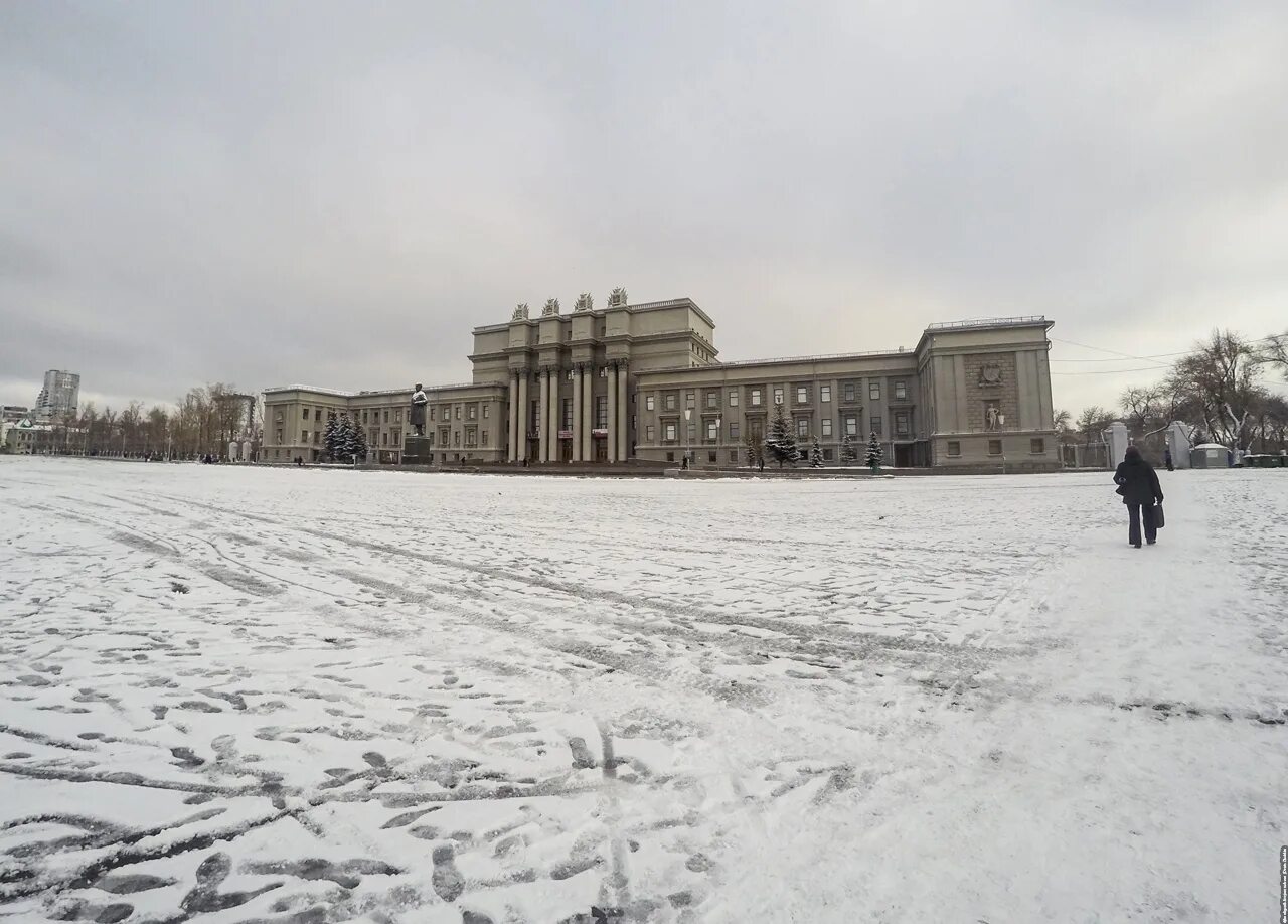 Вопросы куйбышеву. Город Самара площадь Куйбышева зимой. Памятник Куйбышева Самара. Площадь Куйбышева зима 1984. Дворец культуры зим Куйбышев.