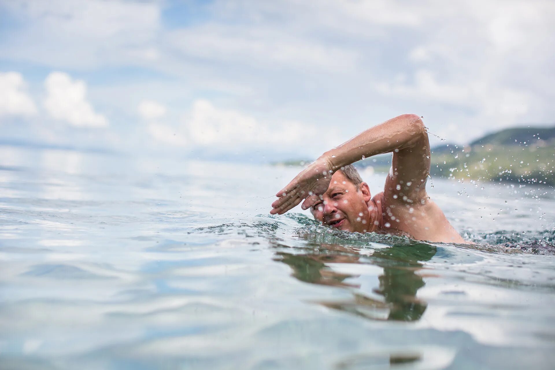 Люди купаются в море. Люди купаются в воде. Человек плывет. Человек плавает в море. Смочь купаться