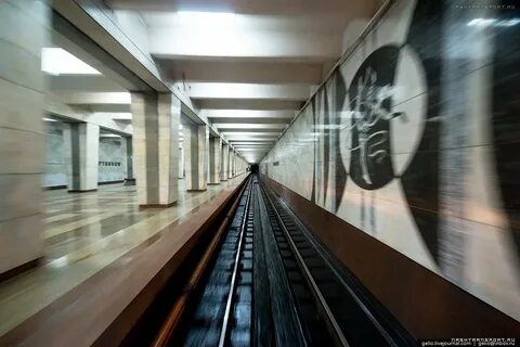 Серая станция метро