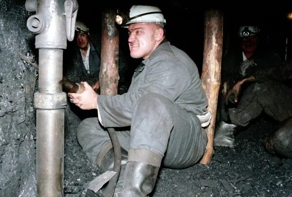 Песня если в шахте ты не был. Колесо найденное в шахте донецка. шахтеры выходят из забоя фото. фото опер сослал отца дружку сгноил в забое. на какую шахту примут со статьей.