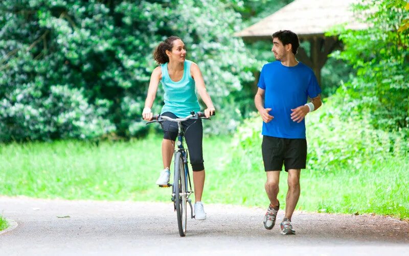 Что лучше бег или велосипед. Ходьба или велосипед. Прогулка пешком или на велосипеде. Бег или велосипед. Прогулки на велосипеде для похудения.
