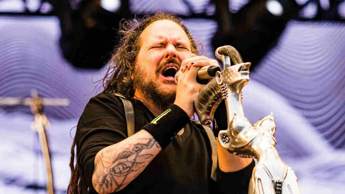 Korn album daddy. Перевод песни daddy korn. Korn daddy. Korn take a look in the mirror. Korn jonathan davis.