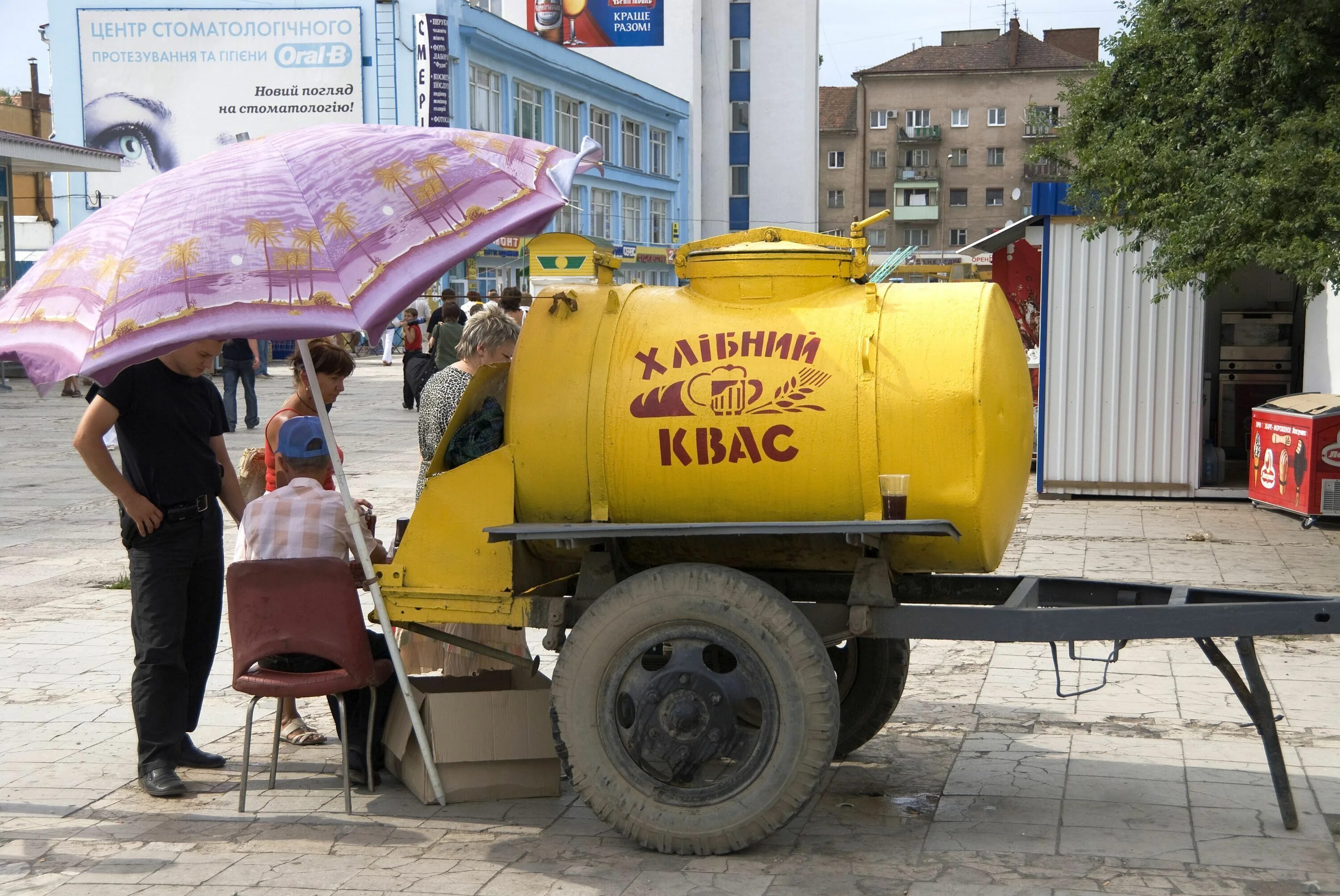 Квас цистерна СССР. Квасная бочка СССР. Бочковой квас в СССР. Пивная квасная бочка СССР. Желтая бочка купить