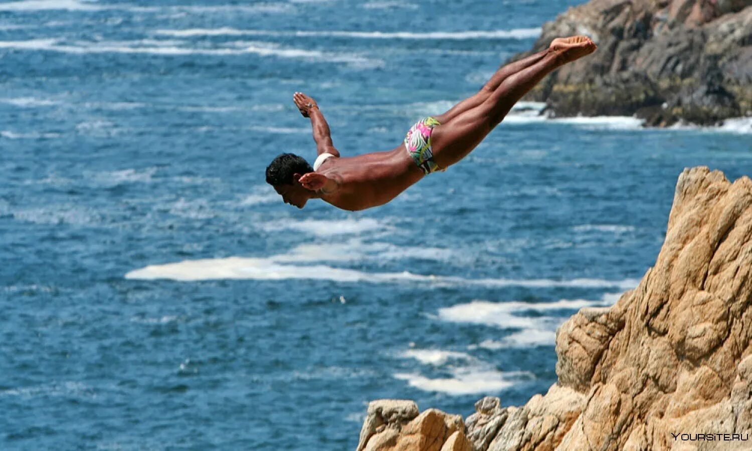 Прыжки в воду клифф дайвинг. Прыжки в воду клифф дайвинг. Не нырять в незнакомых местах. Ныряет со скалы. Прыжок в реку.