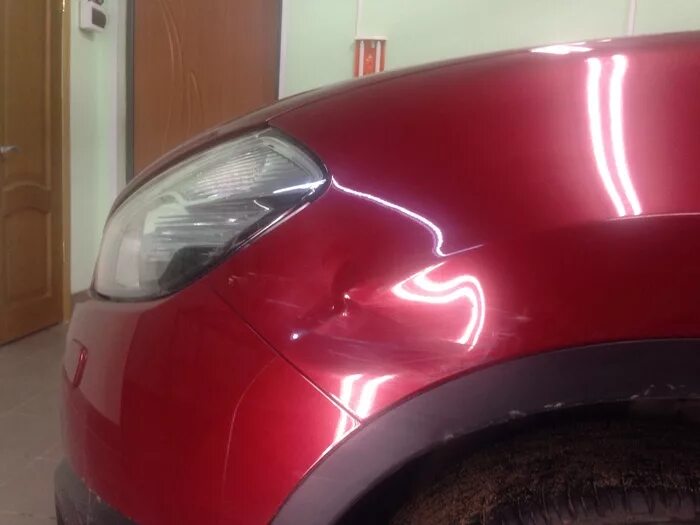 вмятина на крыле автомобиля. вмятина на машине крыло. вмятины b3 b4. вмятина на крыле. вмятина на машине кузове.