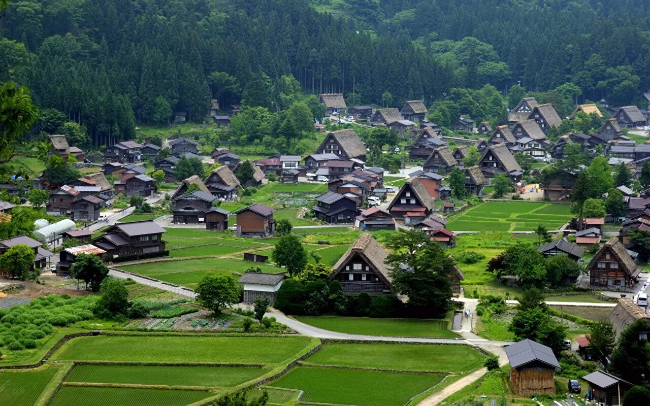 Г деревне. Сельские селитебные ландшафты. Сасакава Сиракава. Сиракава Мива. Холмистая деревня в Японии.