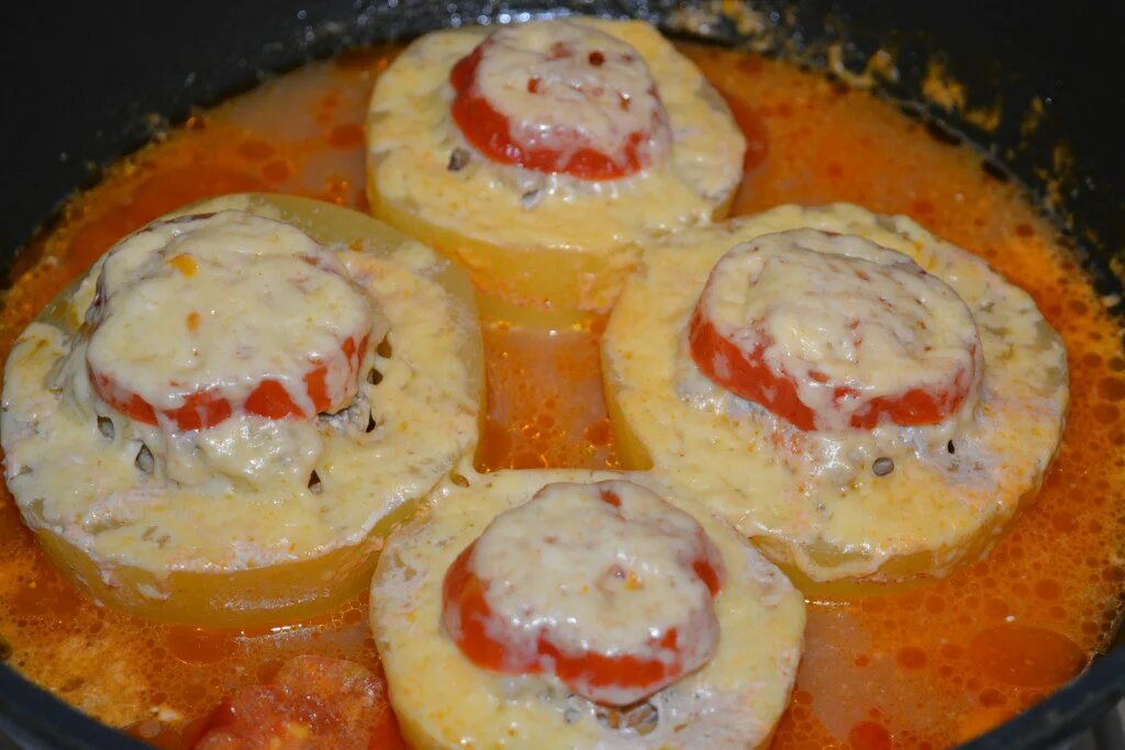 Что приготовить из фарша быстро на сковороде. Фрикадельки с картошкой. Блюда из фарша на скорую руку. Мясные биточки из фарша. Что приготовить из фарша быстро на сковороде.