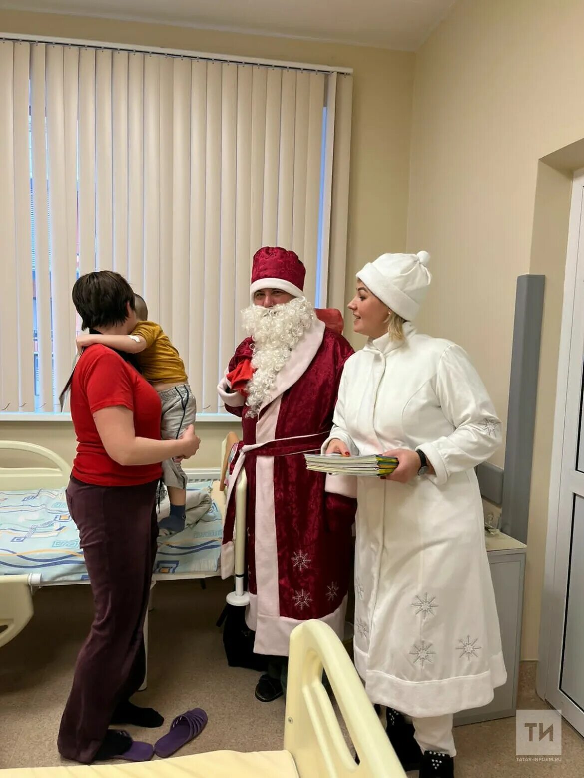 Дед Мороз в больнице. Удмуртский дед Мороз. Дед Мороз с телефоном. Навестила деда