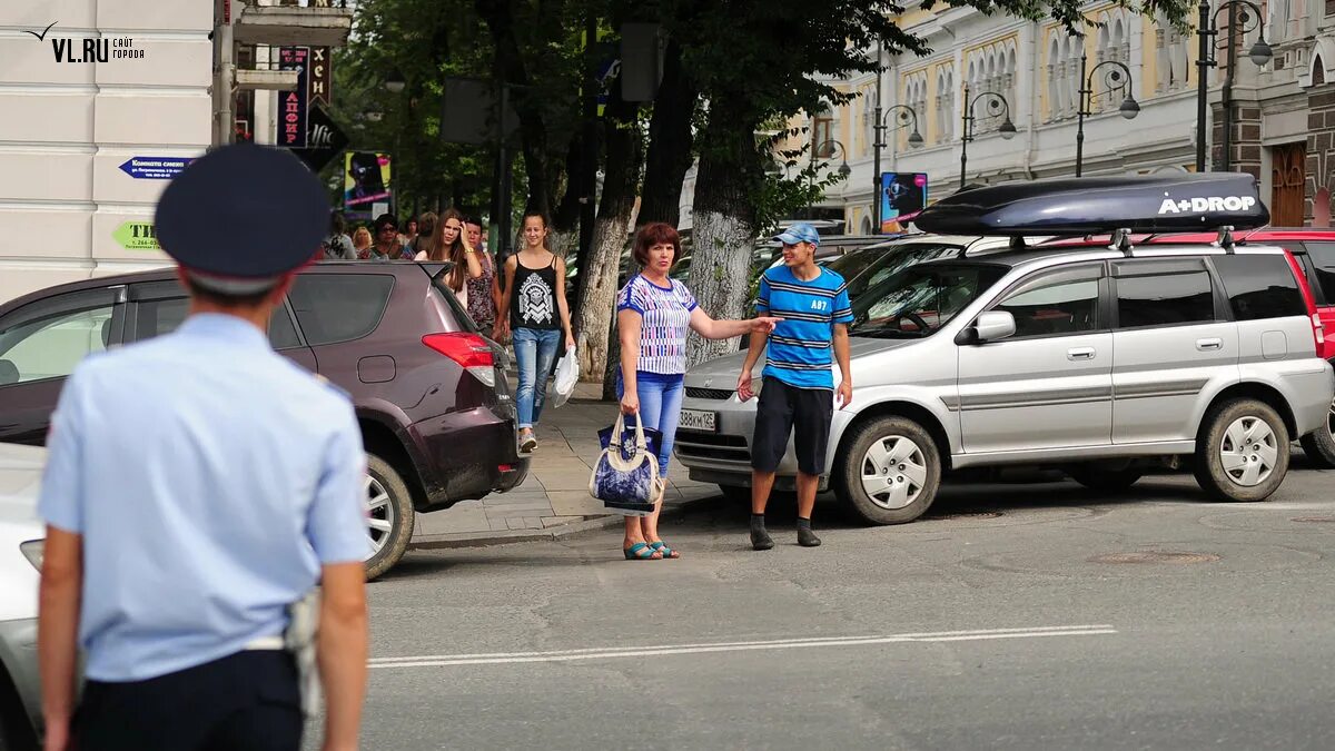 Нарушение ПДД пешеходом. Пешеходы нарушают. Переход дороги в неположенном месте. Постройка в неположенном месте. Штраф за неположенный переход дороги