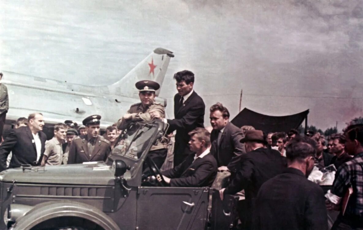 14 апреля 1961 года. Гагарин в Комсомольске в 1967 году. Кортеж Юрия Гагарина Москва 1961. Гагарин 14 апреля 1961.